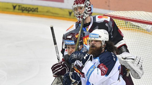 Ryan Hollweg z Plzně a Tomáš Pavelka ze Sparty svádějí souboj před brankářem Pražanů Samim Aittokalliem.
