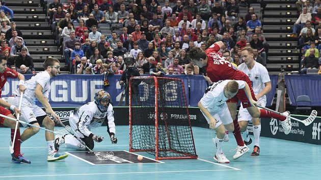Zleva český reprezentant Daniel Šebek, Philipp Weigelt z Německa, německý brankář Mike Dietz, Matthias Siede z Německa a český reprezentant Marek Beneš.