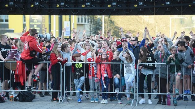 Fanoušci sledovali na velkoplošné obrazovce před třineckým kulturním domem Trisia třetí zápas finále play off hokejové extraligy.