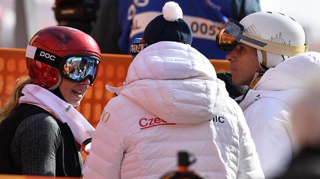 Česká reprezentantka Ester Ledecká a vpravo její otec, zpěvák a skladatel Janek Ledecký během obřího slalomu, kde Ledecká obsadila 23. místo.