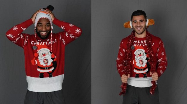 Lacazette a Kolašinac ve vánočních svetrech se Santa Clausem a logem Arsenalu.