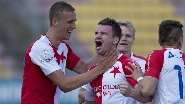 Muris Mešanovič ze Slavie (uprostřed v popředí) se raduje z gólu. Gratulují mu spoluhráči (zleva) Tomáš Souček, Jan Mikula a Jaroslav Mihalík.