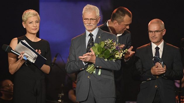 Ján Húska (uprostřed) vstoupil do Síně slávy při vyhlášení ankety o nejlepšího českého biatlonistu sezony 2018/19.