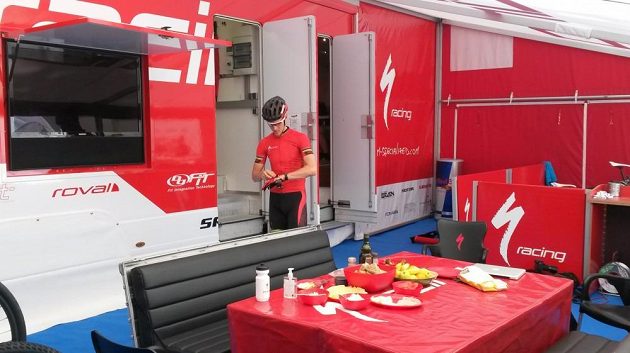 Jaroslav Kulhavý v zázemí týmu Specialized Racing v Novém Městě na Moravě.