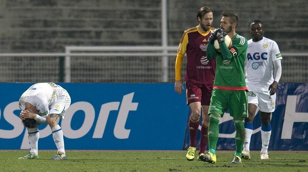 Zleva teplický záložník Martin Fillo, stoper Dukly Kaspars Gorkšs, brankář Pražanů Filip Rada a útočník Severočechů Ulrich Kapolongo.