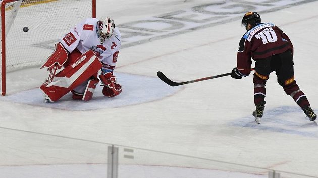 Brankář Olomouce Jan Lukáš inkasuje branku, vpravo autor gólu Lukáš Rousek ze Sparty.