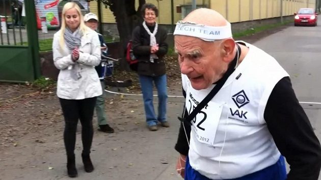 Jiří Soukup právě dokončil jeden ze svých maratónů.