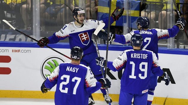 Slovenští hokejisté se radují z úvodního gólu proti Švédům. Zleva Ladislav Nagy, autor gólu Tomáš Jurčo, Michal Krištof a Mário Grman.