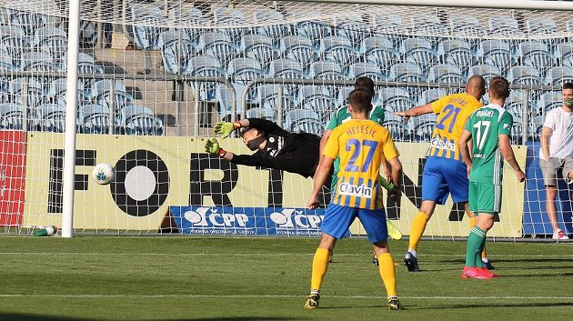 Brankář Bohemians Patrik Le Giang vyráží střelu domácích. Přihlížejí (zleva) Matěj Helešic a Václav Juřena z Opavy a Jan Vodháněl z Bohemians.