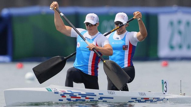 Martin a Petr Fuksovi během své olympijské premiéry v kategorii C2 na OH v Tokiu.