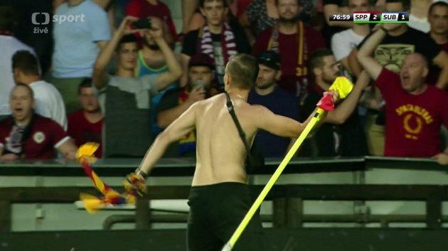 Jeden ze sparťanských fanoušků během odvety se Suboticí si vybíjel emoce na rohovém praporku.