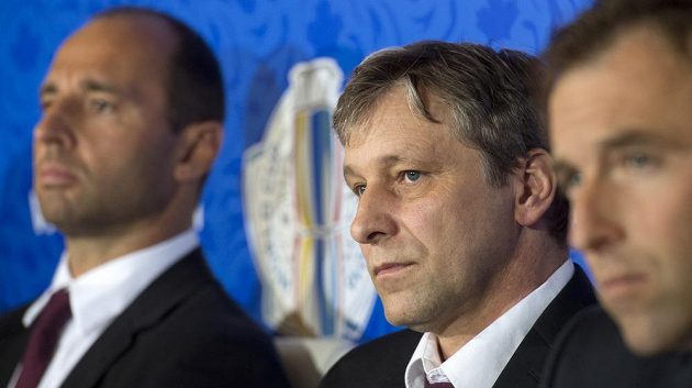 Josef Jandač (uprostřed), generální manažer Martin Ručinský (vlevo) a asistent Milan Hnilička.