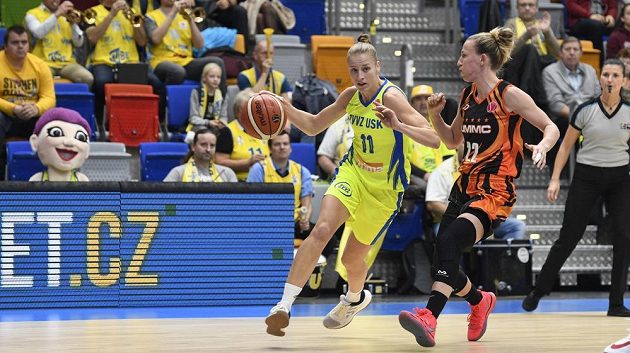 Zleva Kateřina Zeithammerová z USK Praha a Courtney Vanderslootová z Jekatěrinburgu.