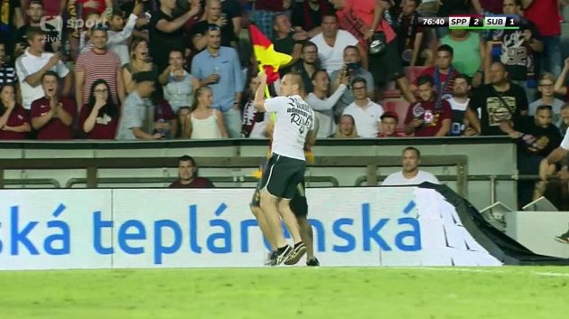 Jeden z fanoušků Sparty se v pohárovém duelu se Suboticí vrhnul na rohový praporek.