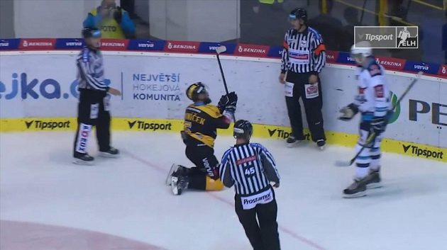 Kapitán Litvínova Michal Trávníček a jeho neúspěšná prosba v utkání s Chomutovem.