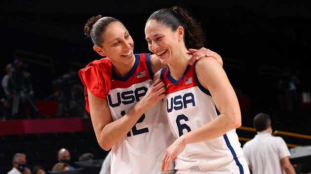 Hvězdné americké basketbalistky Sue Birdová (vpravo) a Diana Taurasiová po finálovém duelu.