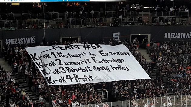 Sparťanští fanoušci si během zápasu s Kladnem připravili choreo na téma uzavření extraligy, v němž naráželi na majitele Rytířů Jaromíra Jágra.