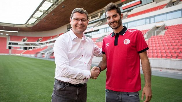 Posilou fotbalové slavie se stal Halil Altintop, na snímku pózuje s generálním ředitelem klubu z Edenu Martinem Krobem.