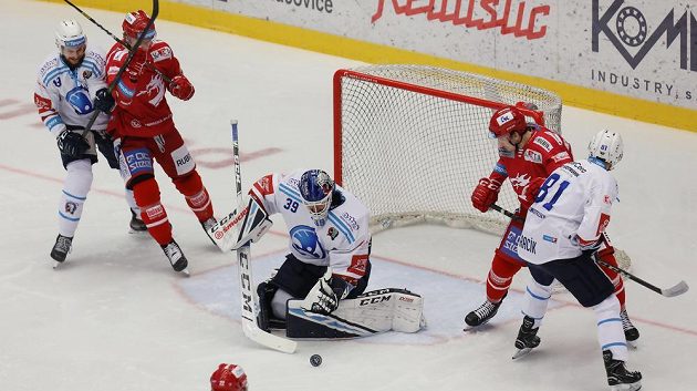 Zleva Vojtěch Budík z Plzně, Lukáš Jašek z Třince, brankář Plzně Dominik Pavlát, Miloš Roman z Třince a Jaroslav Kracík z Plzně.