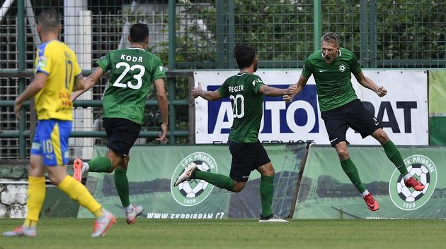 Michal Škoda z Příbrami se raduje z gólu. Zleva Pavel Moulis z Teplic a Marek Kodr a Jaroslav Tregler z Příbrami.