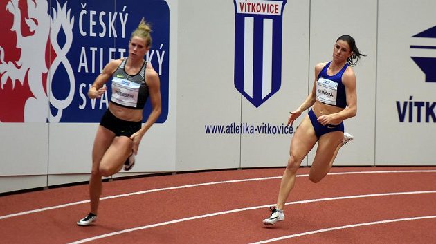 Zuzana Hejnová (vpravo) a Sara Petersenová z Dánska na čtvrtce při mítinku v Ostravě.