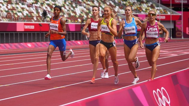 Druhý rozběh na 1500 metrů žen na OH v Tokiu, česká reprezentanka Diana Mezuliáníková běží jako druhá zleva, hned vedle největší favoritky Sifan Hassanové (úplně vlevo).