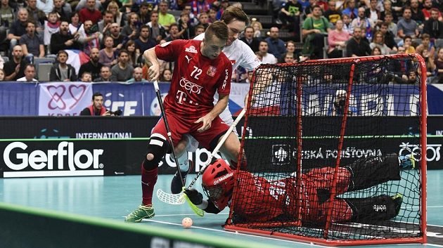 Zleva český reprezentant Adam Delong, Christoph Camenisch ze Švýcarska a švýcarský brankář Pascal Meier.