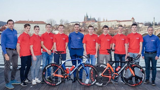 Tým Topforex Lapierre při prezentaci před startem sezóny.
