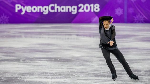 Krasobruslař Michal Březina pozici v první desítce na olympijských hrách neudržel. Z devátého místa po krátkém programu klesl na 16. příčku.