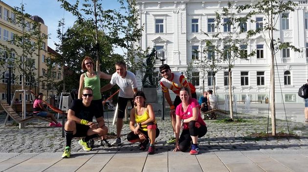 Skupina běžců na nám. T. G. Masaryka, v pozadí socha rudého osvoboditele.