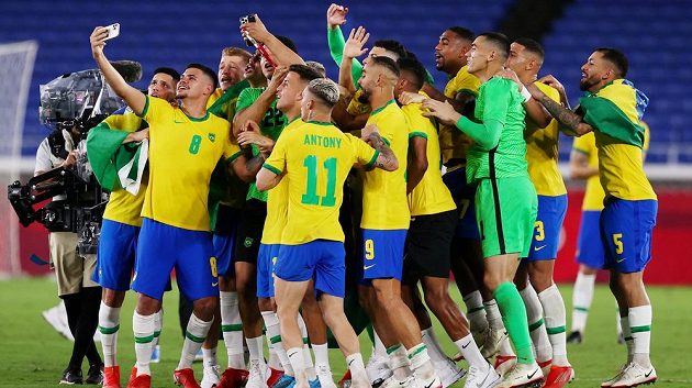 Zlatá radost. Brazilští fotbalisté obhájili zlaté olympijské medaile. Ve finále turnaje na hrách v Tokiu porazili Španělsko 2:1 po prodloužení gólem střídajícího Malcoma ze 109. minuty.