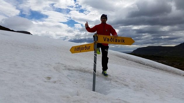 Sněhová pole v horách Východních fjordů roztávají až v době, kdy je u nás léto dávno v plném proudu.