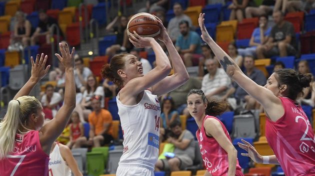 Tereza Krakovičová z ČR s míčem v obležení lotyšských basketbalistek během přípravného turnaje v Praze.
