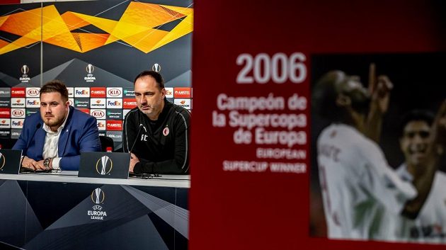 Trenér Jindřich Trpišovský při tiskové konferenci v Seville, která Evropskou ligu pětkrát vyhrála.