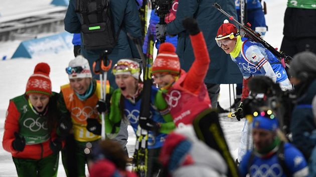 Česká reprezentantka Veronika Vítková po dojezdu do cíle sleduje oslavující Bělorusky. Česká štafeta dojela dvanáctá, Bělorusky vybojovaly zlatou medaili.