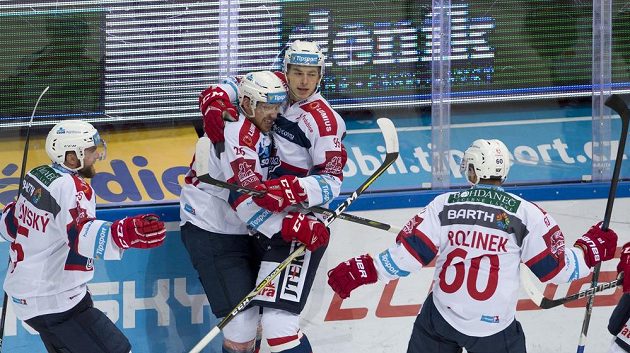 Vladislav Bojko z Pardubic (druhý zprava) přijímá gratulaci ke gólu od spoluhráčů (zleva) Marka Trončinského, Rhetta Hollanda a Tomáše Rolinka.