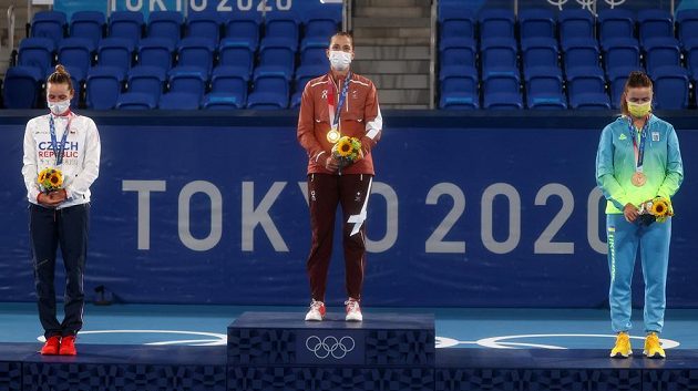 Tři nejlepší tenistky olympijského turnaje (zleva Markéta Vondroušová, Belinda Bencicová a Elina Svitolinová