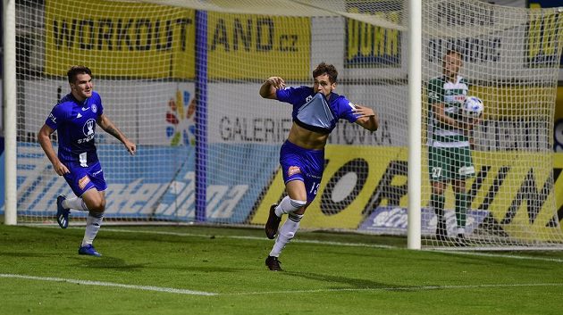 Mojmír Chytil se raduje z třetího gólu Olomouce, vlevo je jeho spoluhráč Pavel Zifčák, vpravo Jiří Bederka z Bohemians.