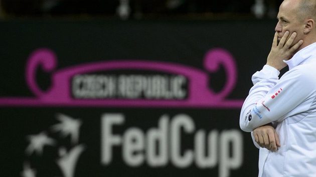 Kapitán Petr Pála sleduje v O2 areně trénink českého týmu před finále Fed Cupu s Ruskem.