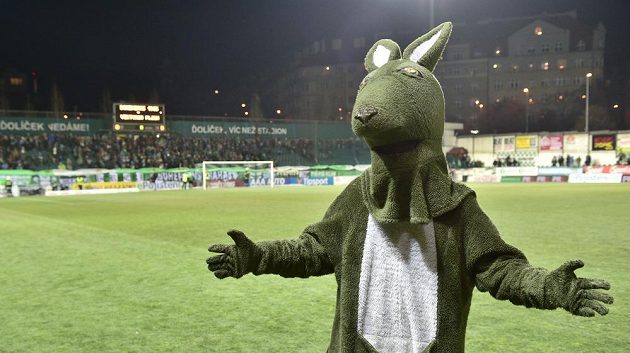 Nehraje se. Maskot Bohemians 1905 po odložení utkání mezi pražským celkem a Plzní kvůli namrzlému trávníku.