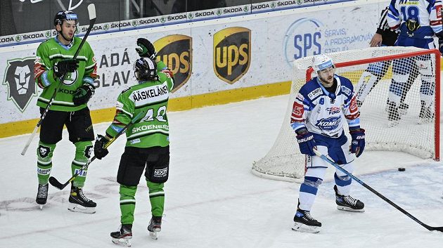 Zleva Radim Zohorna z Mladé Boleslavi přijímá gratulaci ke gólu od spoluhráče Joony Jääskeläinena