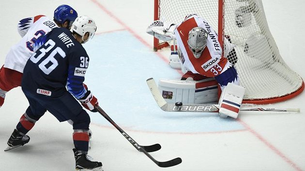 Brankář Pavel Francouz za asistence Radka Gudase zastavuje akci Colina Whitea z USA.