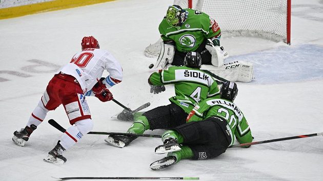 Zleva Miloš Roman z Třince, brankář Mladé Boleslavi Jan Růžička, Petr Šidlík z Mladé Boleslavi, Mitchell Fillman z Mladé Boleslavi