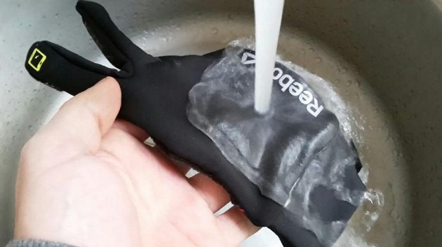 Rukavice Reebok, které se vyznačují technologii Play Warm. Testem pod tekoucí vodou prošly.