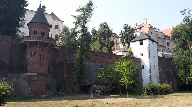 Bezručovy sady nabízí zpoceným sportovníkům vlahý chládek a zbytky městského opevnění.