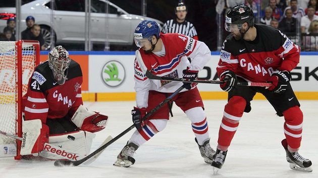 Zleva kanadský brankář Mike Smith, český útočník Jan Kovář a obránce Kanady Aaron Ekblad během semifinále mistrovství světa.