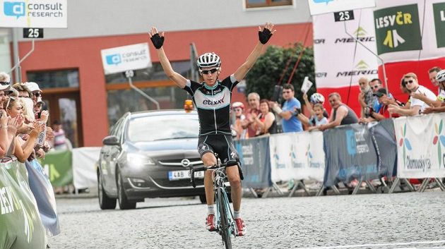 Jan Hirt se raduje z triumfu v královské etapě Czech cycling tour.