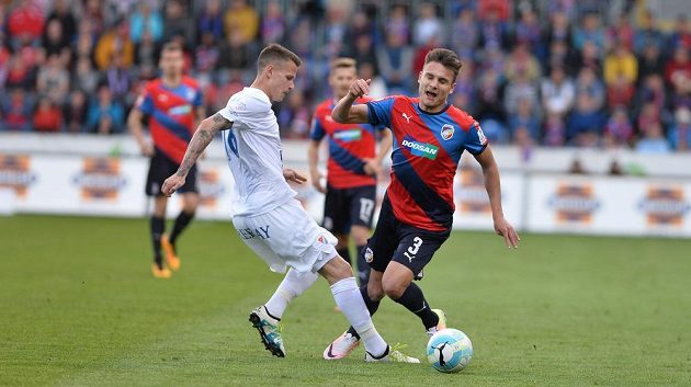 Ostravský Richard Lásik (vlevo) a Aleš Matějů z Plzně v souboji během utkání 27. kola Synot ligy.