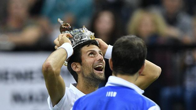 Srbský tenista Novak Djokovič se skleněnou korunou v pražské 02 areně, kterou obdržel po exhibičním utkání při rozlučce Radka Štěpánka s tenisovou kariérou.