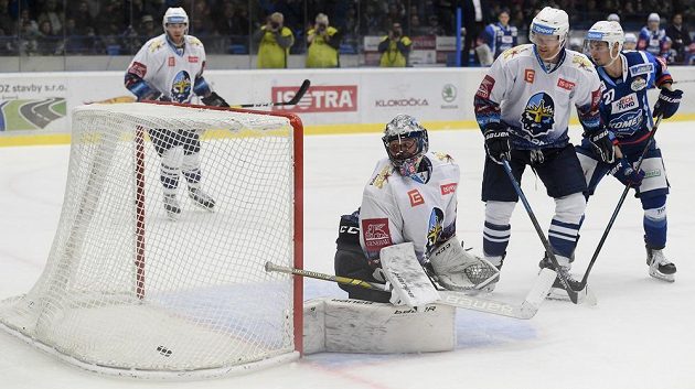 Brankář Kladna Denis Godla inkasuje druhý gól. Přihlížejí Brendon Nash (uprostřed) z Kladna a Jakub Orsava z Brna.